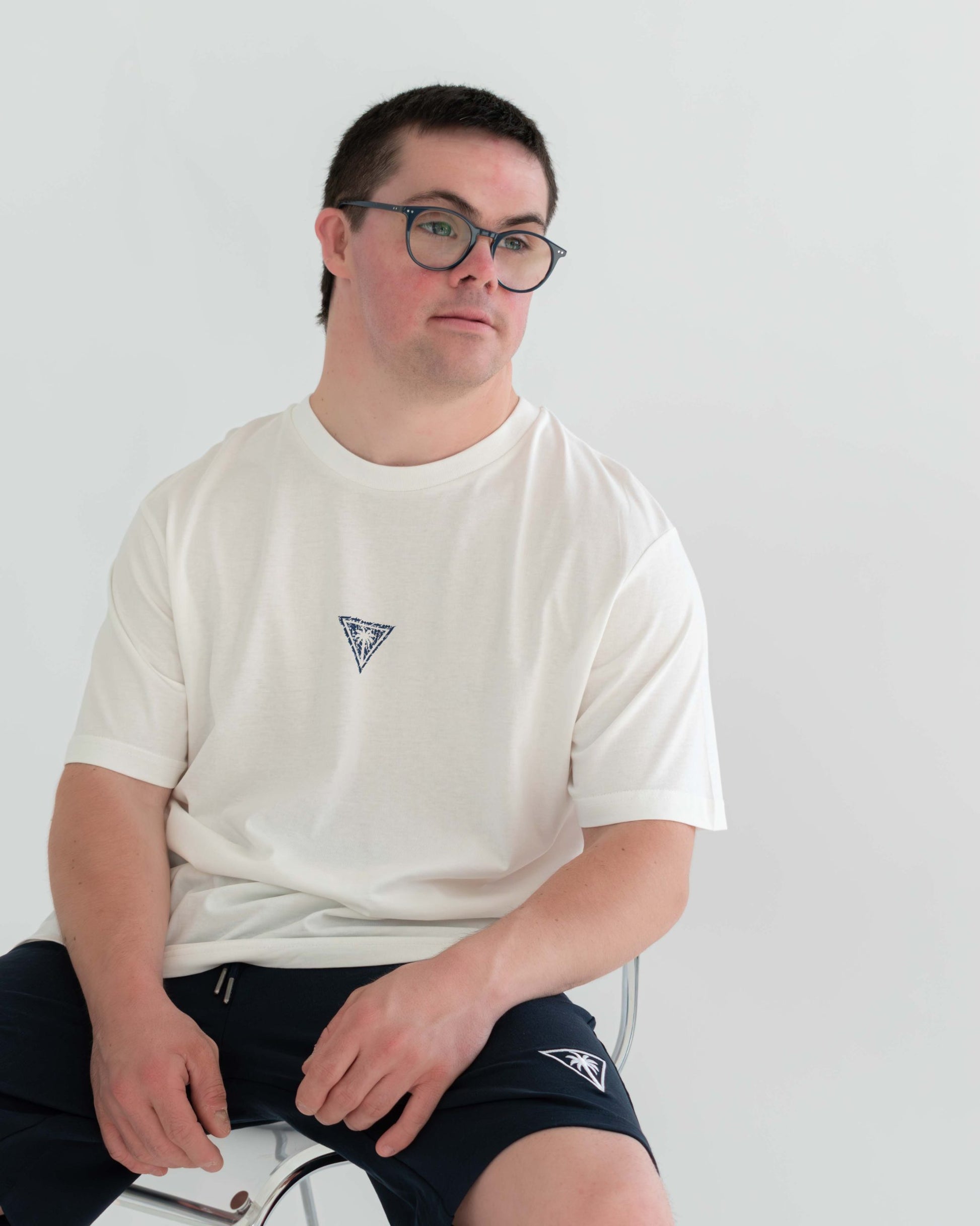camiseta-oversize-esenco-senlima-modelo-sentado