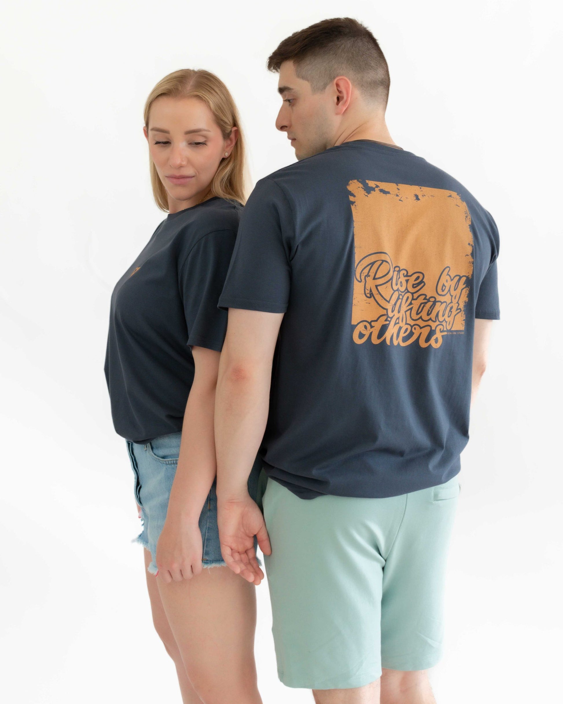 camiseta-unisex-espejo-gris-senlima-modelos