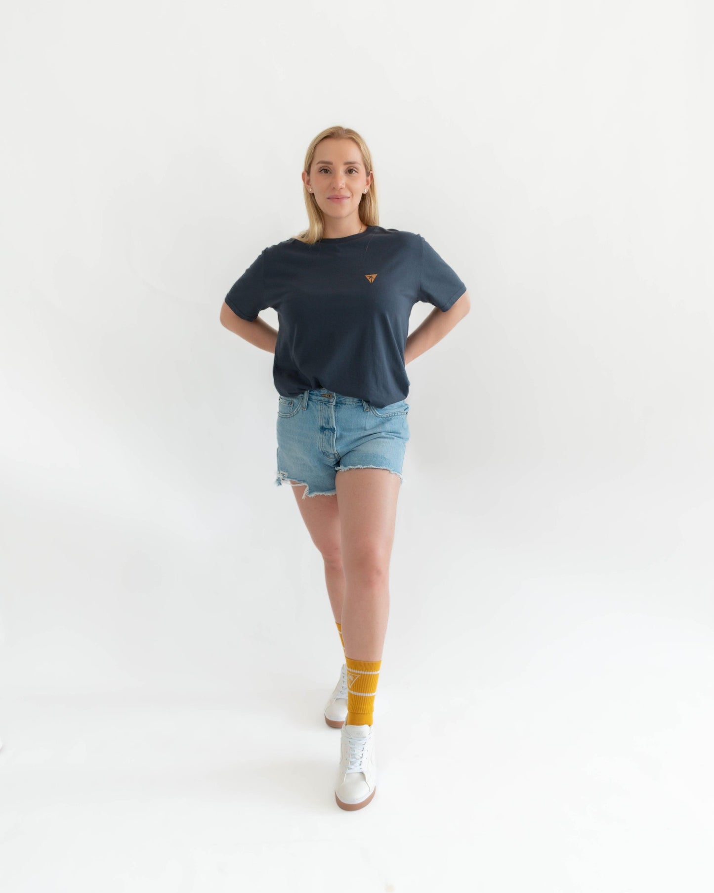 camiseta-unisex-espejo-gris-senlima-chica-entera