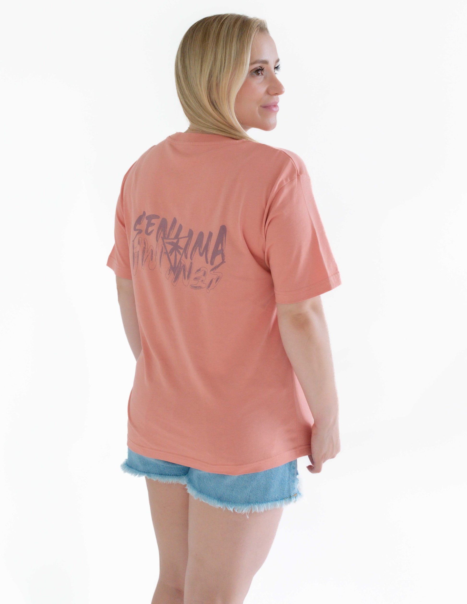 camiseta-unisex-oversize-orange-senlima-chica-detras