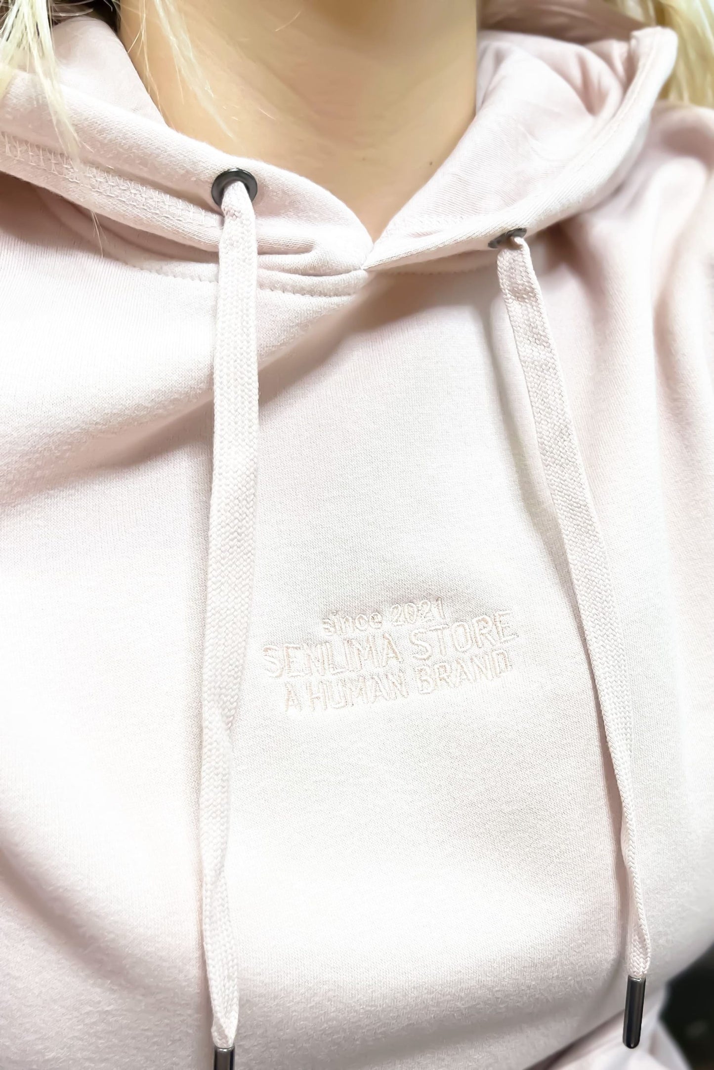 Minimalist-Soft-touch-hoodie-texto-delantero-rosa