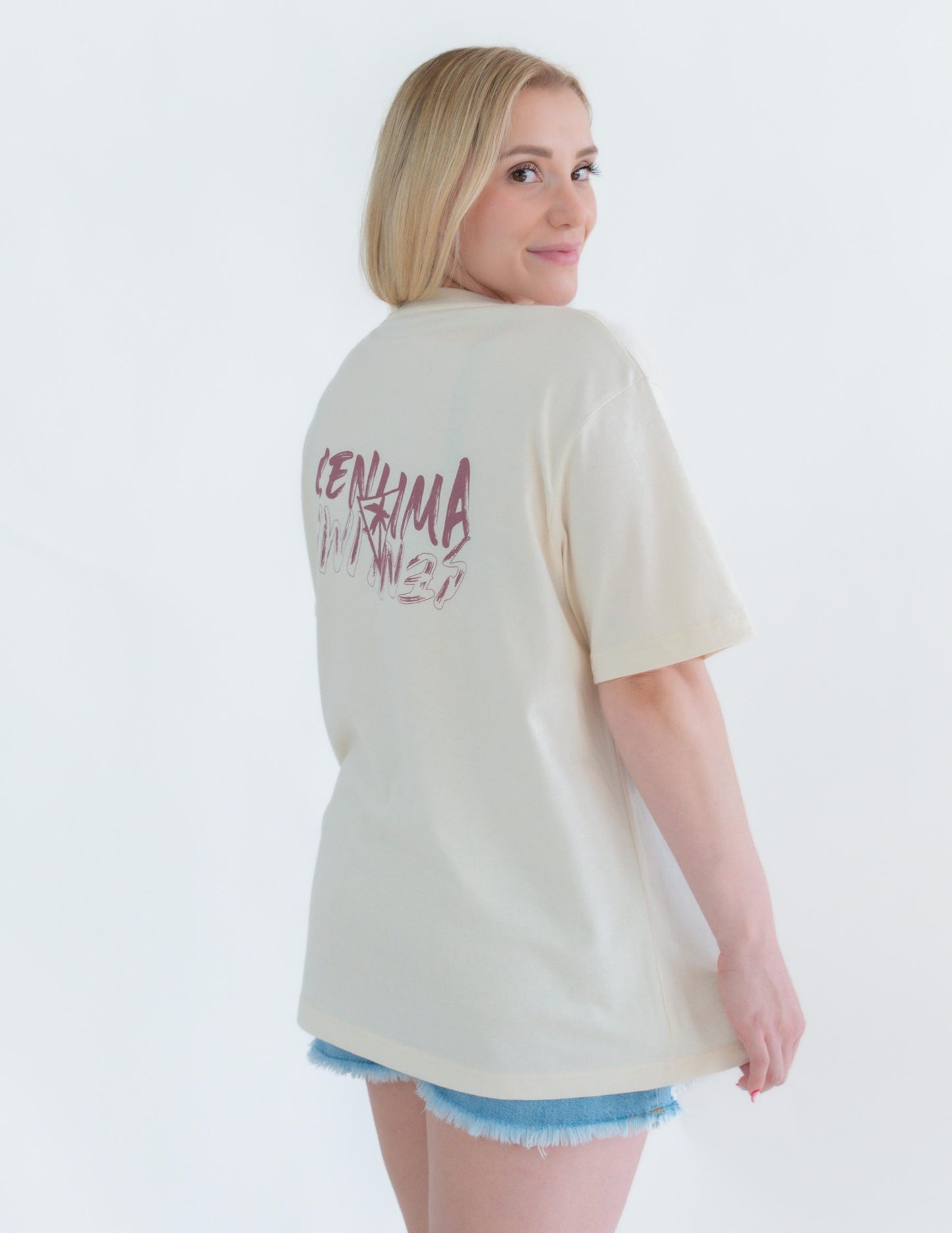 camiseta-unisex-oversize-beige-senlima-modelo