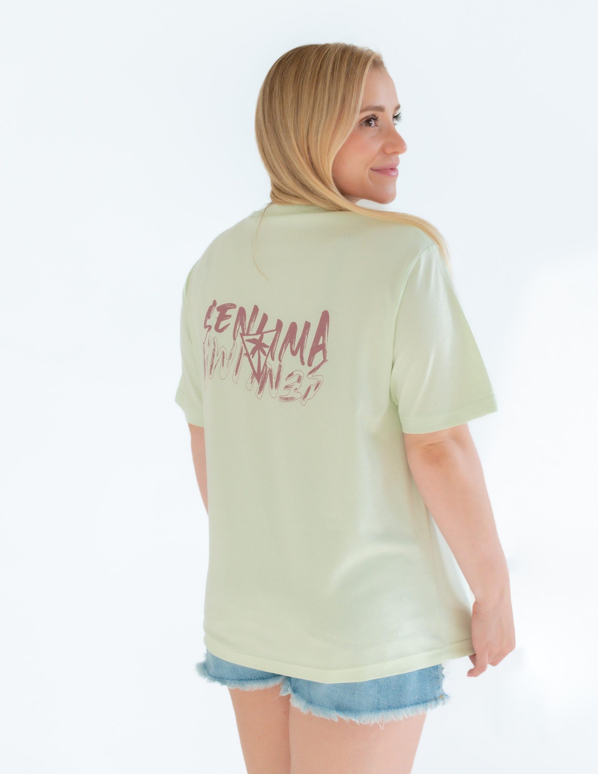 camiseta-unisex-oversize-verde-senlima-chica-detras