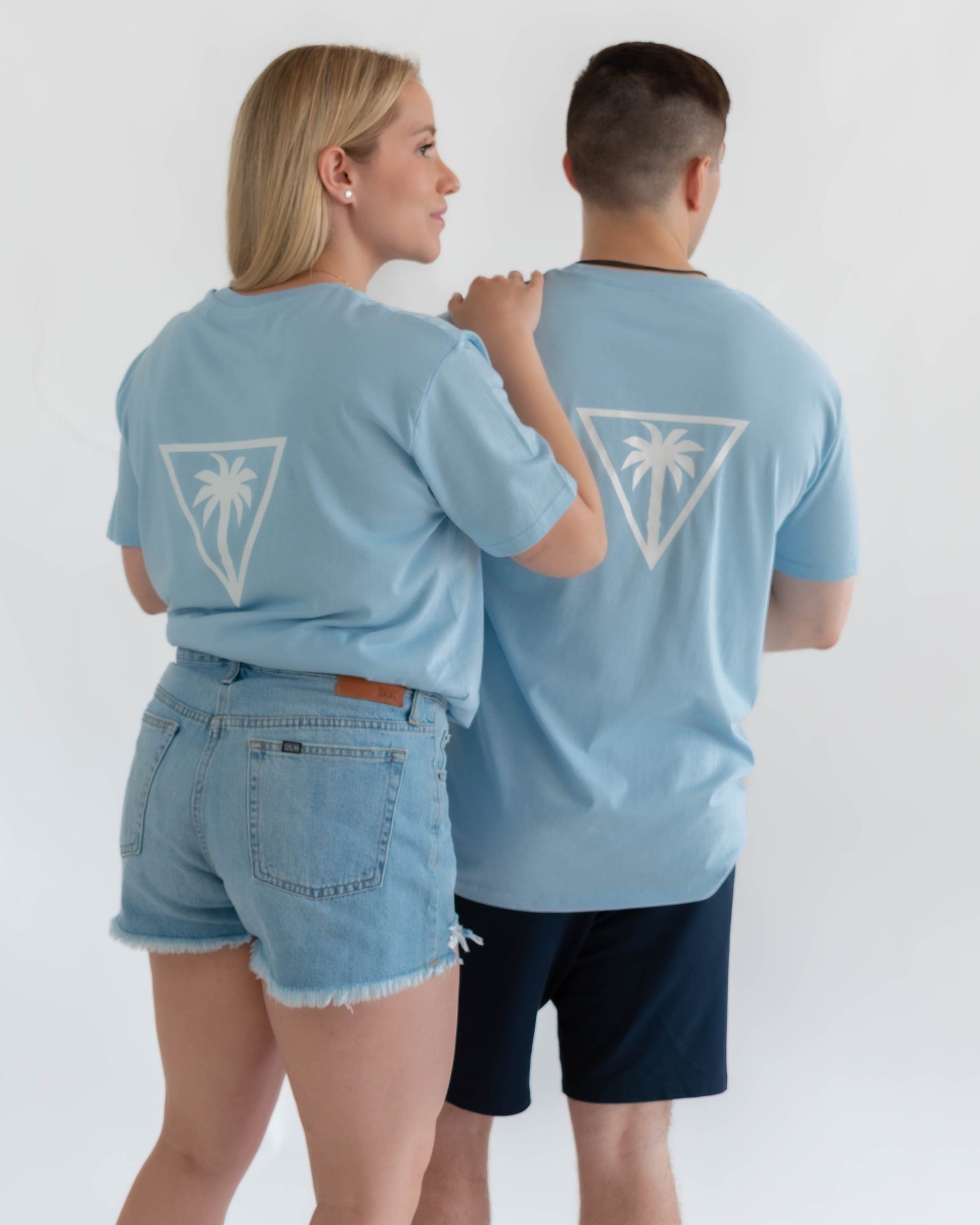 camiseta-trasera-logo-unisex-unue-skyblue